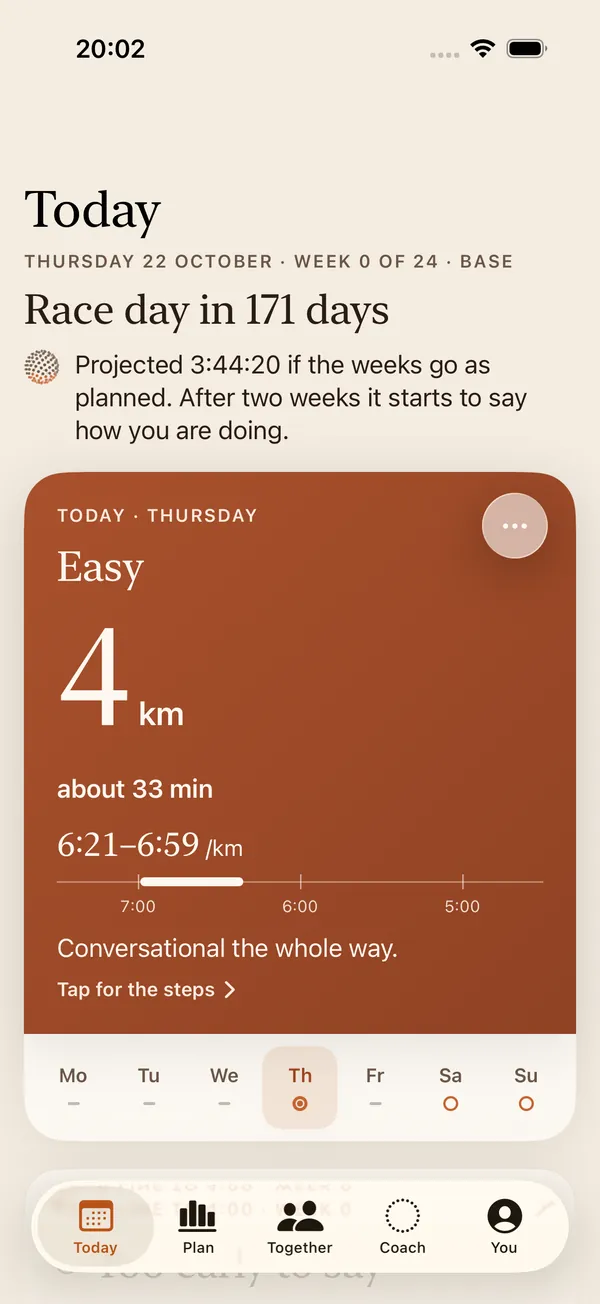 Ithara's Today screen: race day in 171 days, the projected marathon time if the weeks go as planned, and today's session on a clay card: easy, 4 km, about 33 minutes, at 6:21 to 6:59 per km, with the week beneath it.